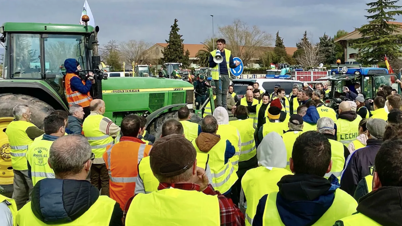 Huelga de agricultores en España suma unos 30 heridos tras fuertes enfrentamientos con la policía