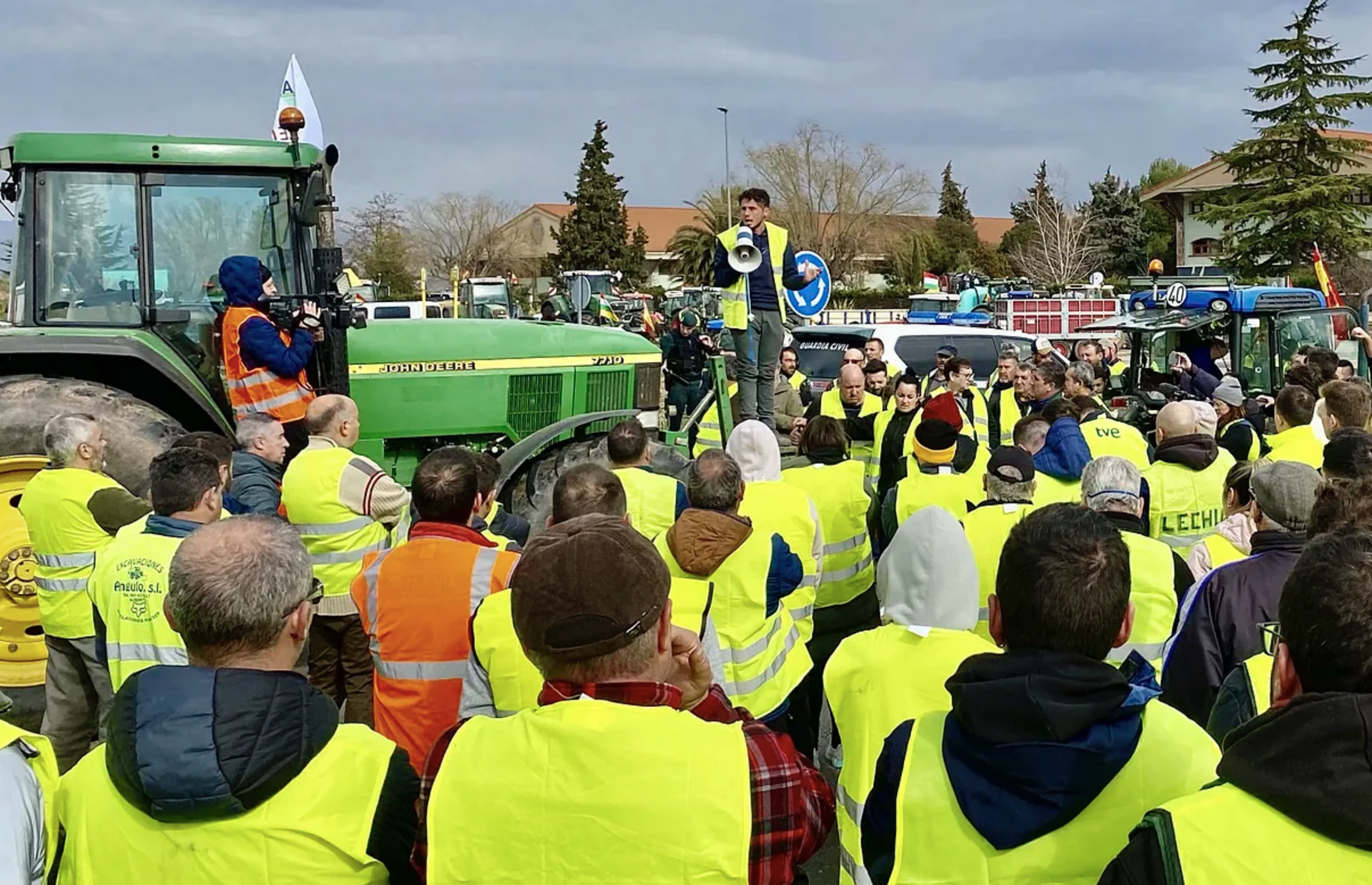 Huelga de agricultores en España suma unos 30 heridos tras fuertes enfrentamientos con la policía