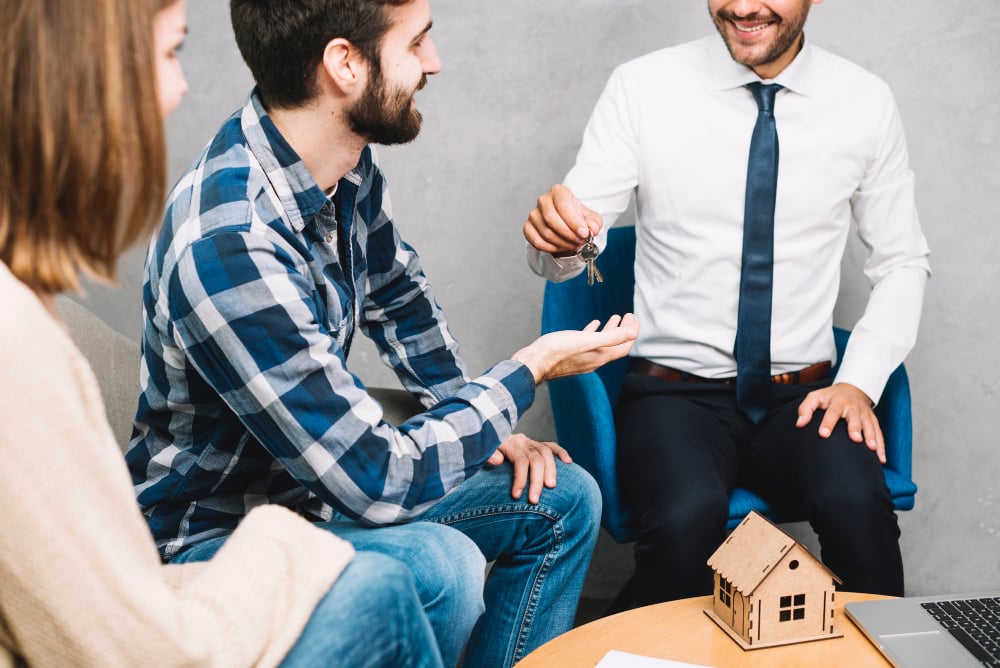 ¿Sabes cómo elegir a un asesor inmobiliario y cuánto cobra?