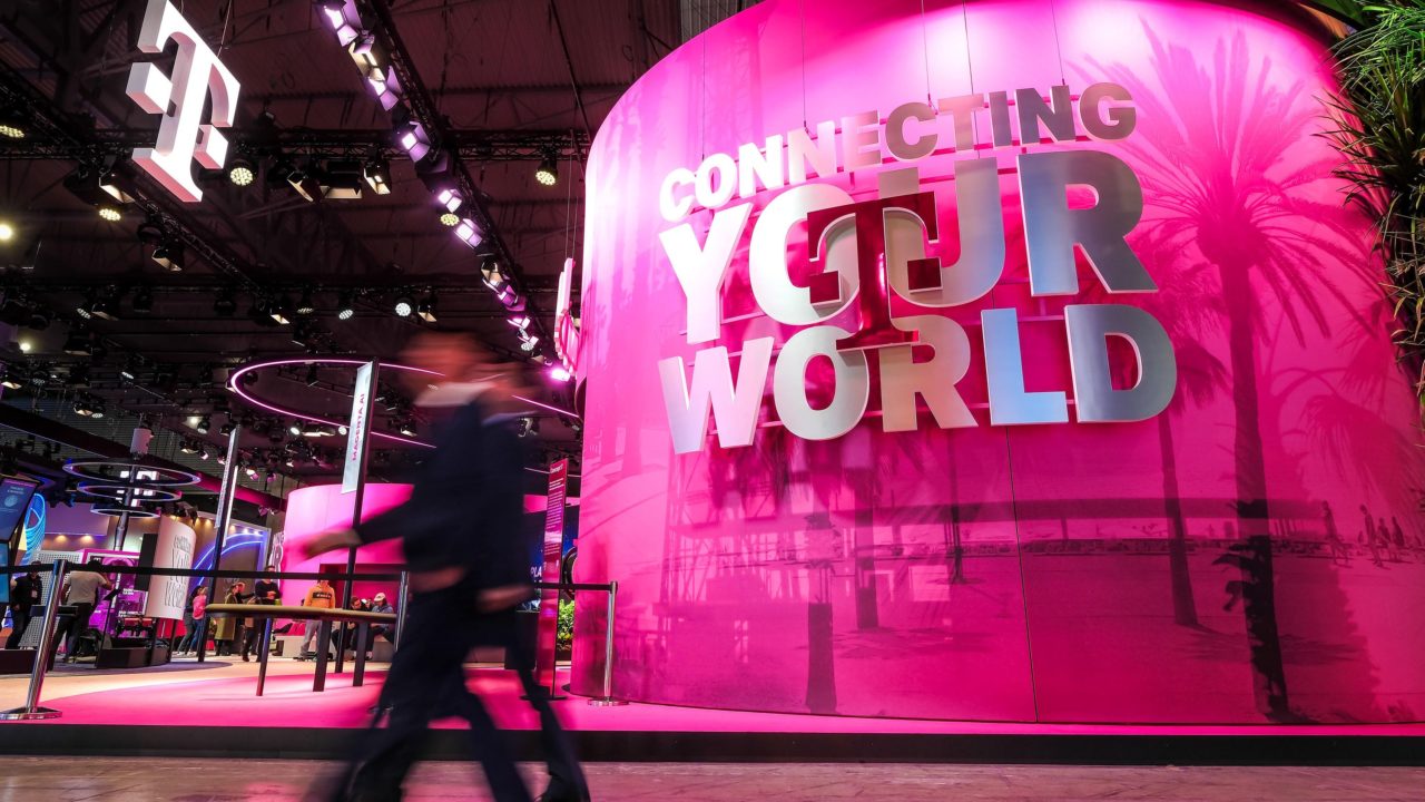 Presentan en el MWC de Barcelona un celular con inteligencia artificial sin aplicaciones