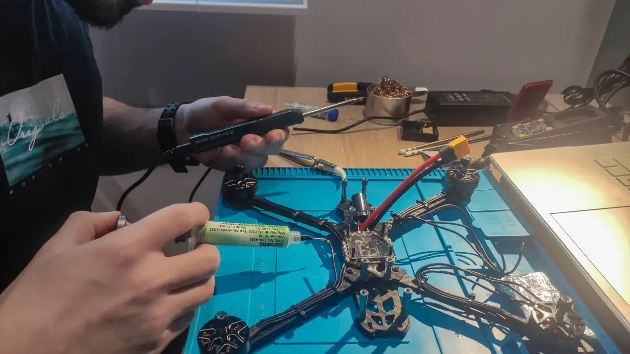 Drones suicidas fabricados en casa son proporcionados a soldados ucranianos en el frente
