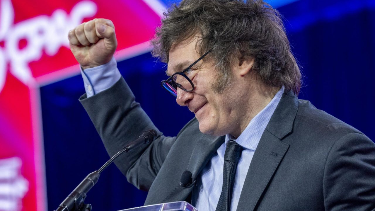 Tras cálido encuentro con Trump, Milei vuelve a Argentina para afrontar tensiones internas