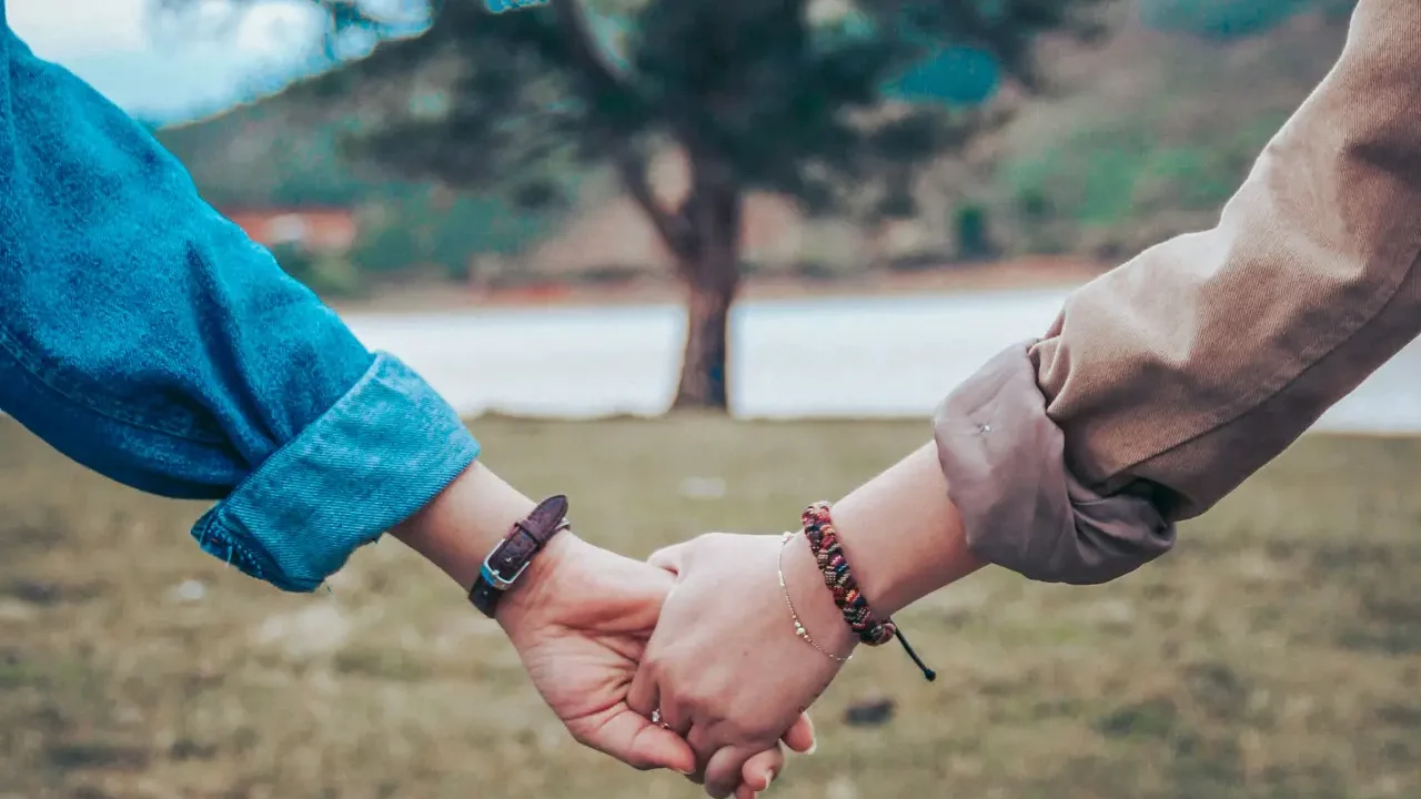 Parejas que dicen adiós ‘de la mano’: así se someten a eutanasia el mismo día