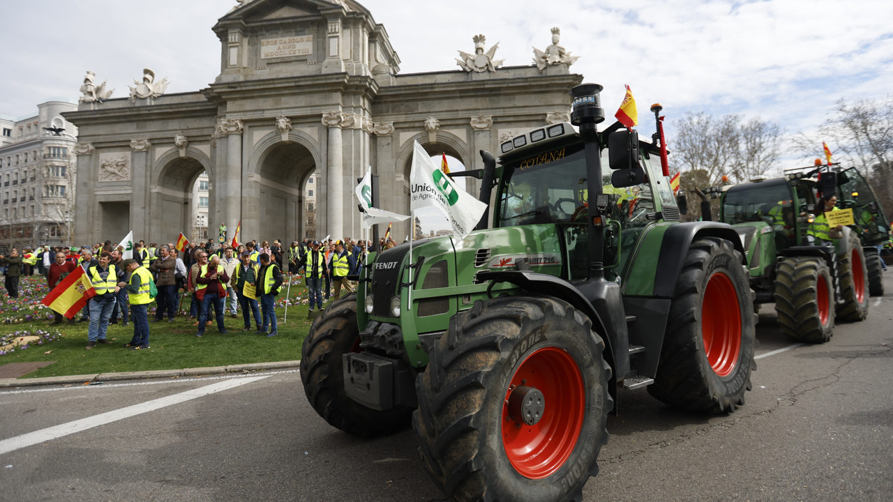 Bloqueo de agricultores españoles afecta el tránsito en la autopista hacia Francia
