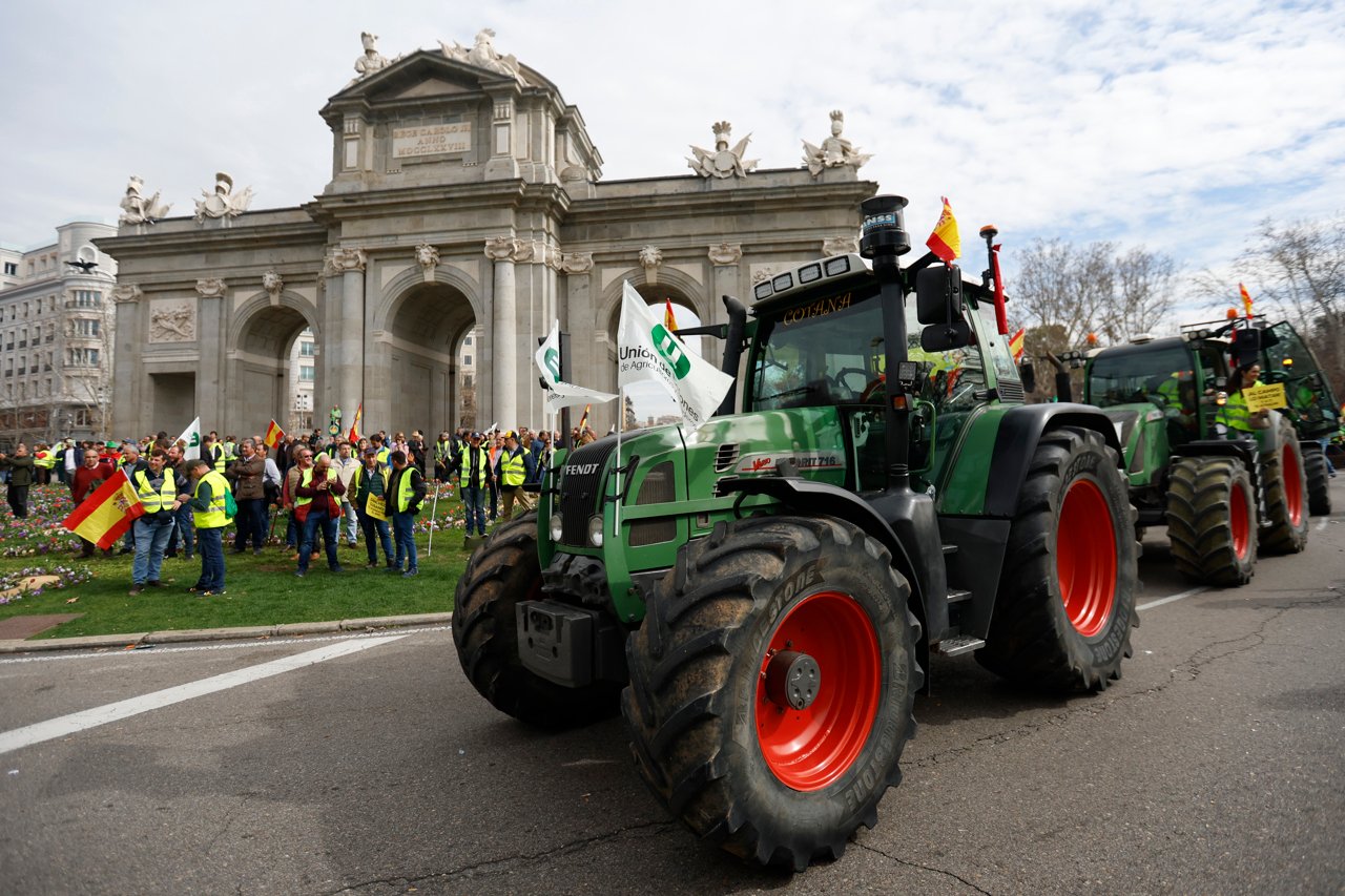 Agricultores españoles colapsan Madrid: más de 500 tractores ganan la calle en su protesta más importante
