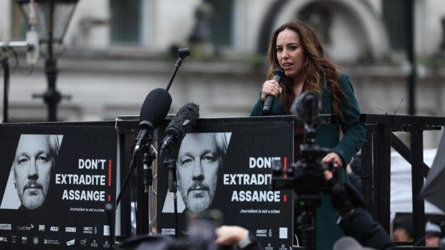 Esposa Assange extradición