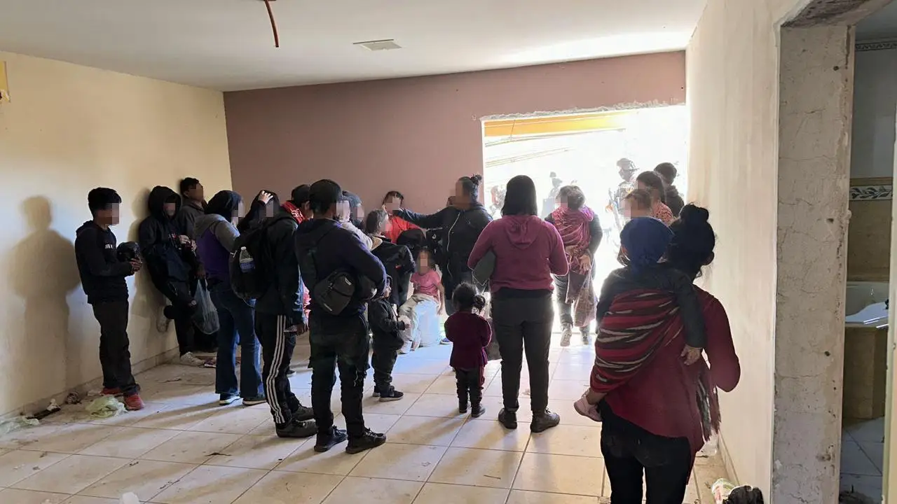 Autoridades encuentran a 101 migrantes guatemaltecos hacinados cerca de la frontera con EU