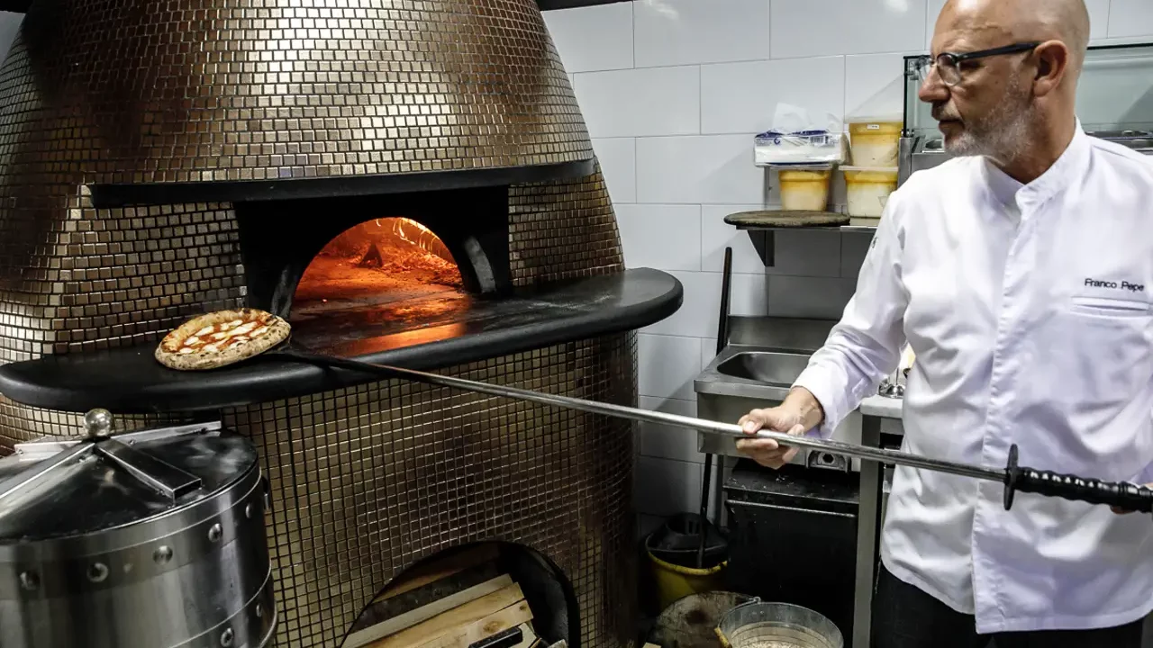 ‘No hay recetas mágicas para la pizza, solo conocimiento’, según el mejor pizzero del mundo