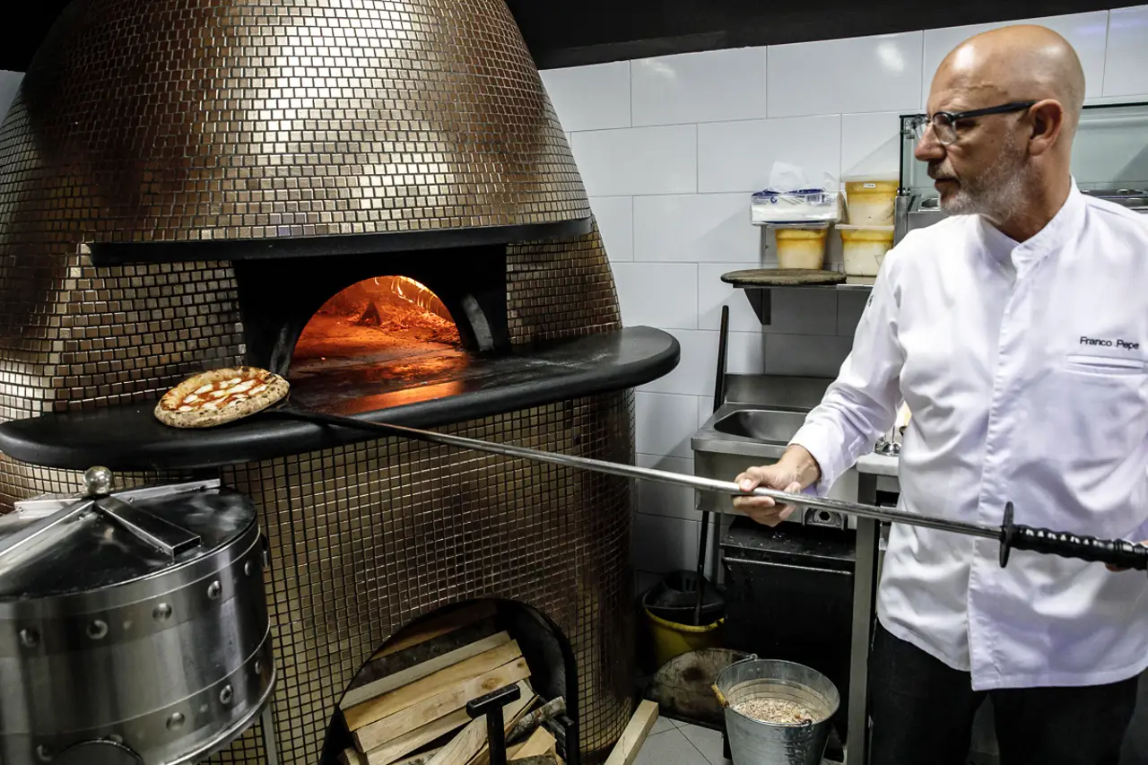 ‘No hay recetas mágicas para la pizza, solo conocimiento’, según el mejor pizzero del mundo