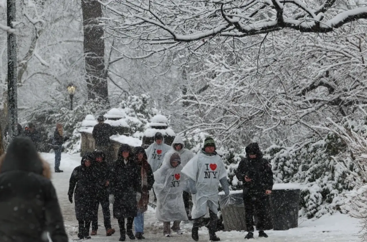 Tormenta invernal en el noreste de EU causa cierre de escuelas y cancelación de vuelos