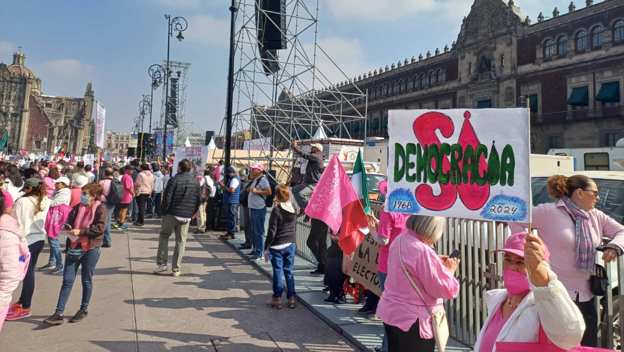 Se manifiestan en el Zócalo para ‘proteger la democracia’ antes de las elecciones; ‘sin novedad’, dice AMLO