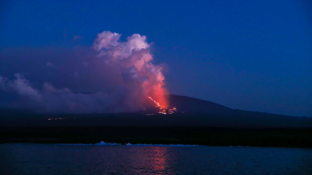 Lava del volcán La Cumbre en Islas Galápagos alcanza 8 kilómetros de longitud