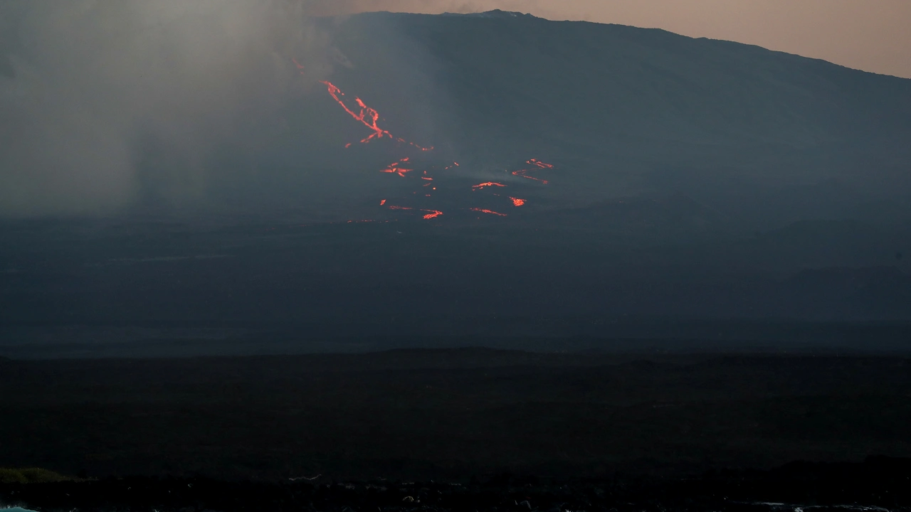 Disminuye descenso de lava del volcán La Cumbre en Islas Galápagos