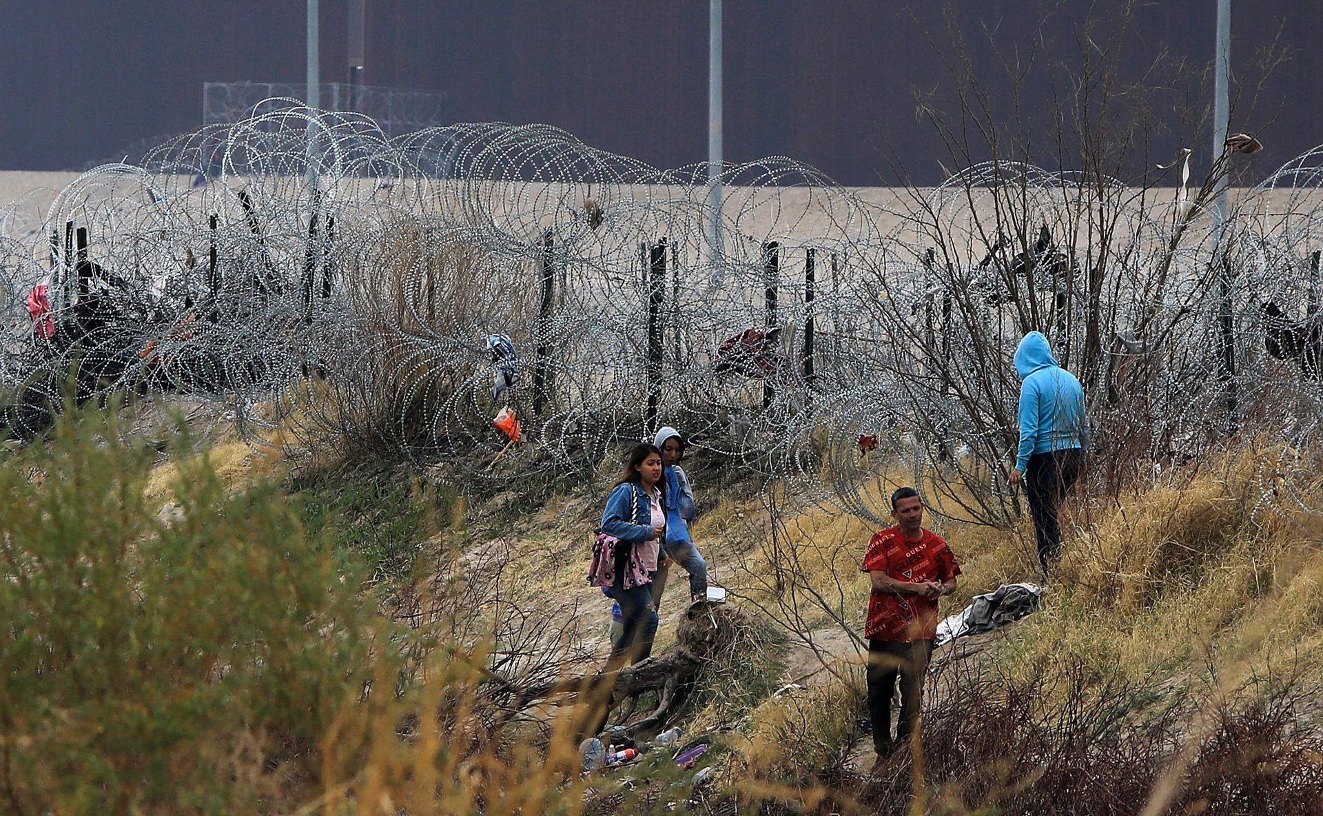 Migrantes denuncian que Texas elevó su cerco fronterizo de púas a 3 metros