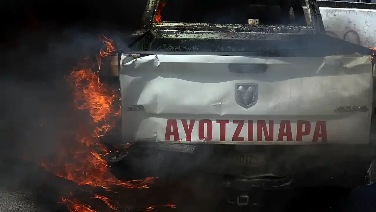 Normalistas atacan Fiscalía de Guerrero: al menos 24 agentes heridos
