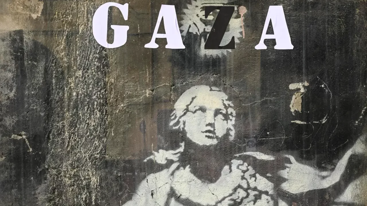 Mensaje pro Gaza aparece en la icónica obra ‘Virgen con la pistola’ de Banksy en Nápoles