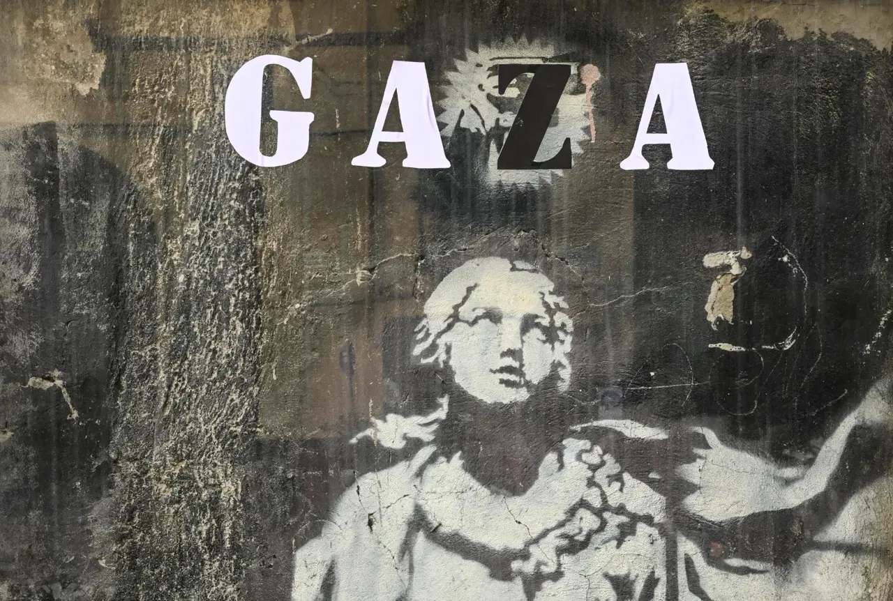 Mensaje pro Gaza aparece en la icónica obra ‘Virgen con la pistola’ de Banksy en Nápoles