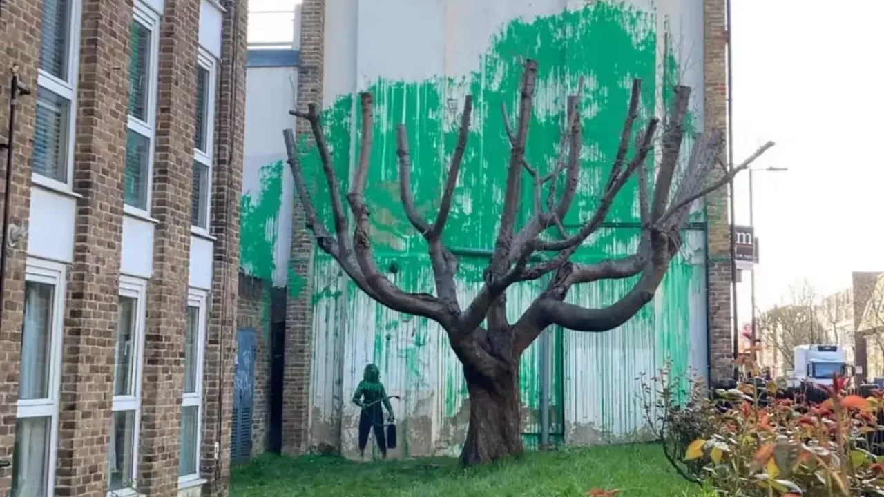 Aparece nuevo mural de Banksy en Londres y es cubierto por pintura en acto de vandalismo