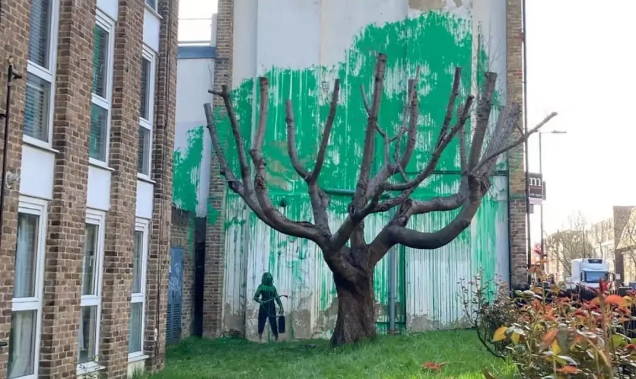 Aparece nuevo mural de Banksy en Londres y es cubierto por pintura en acto de vandalismo