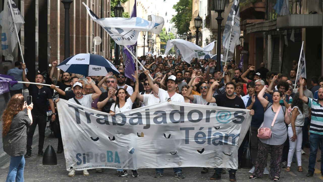 Presidente Milei cierra agencia Télam: web en reconstrucción y puerta vallada, primeras medidas