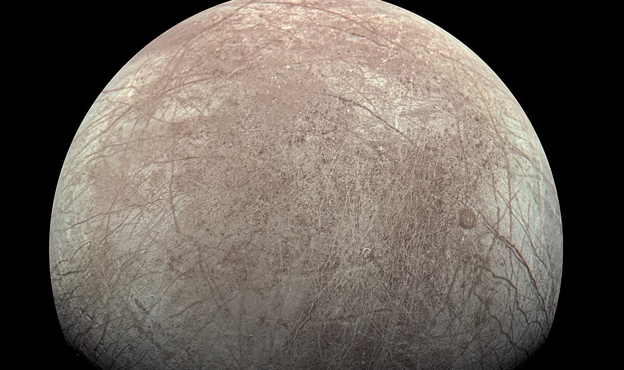 Capa de hielo de la luna Europa tiene al menos 20 kilómetros de espesor: estudio