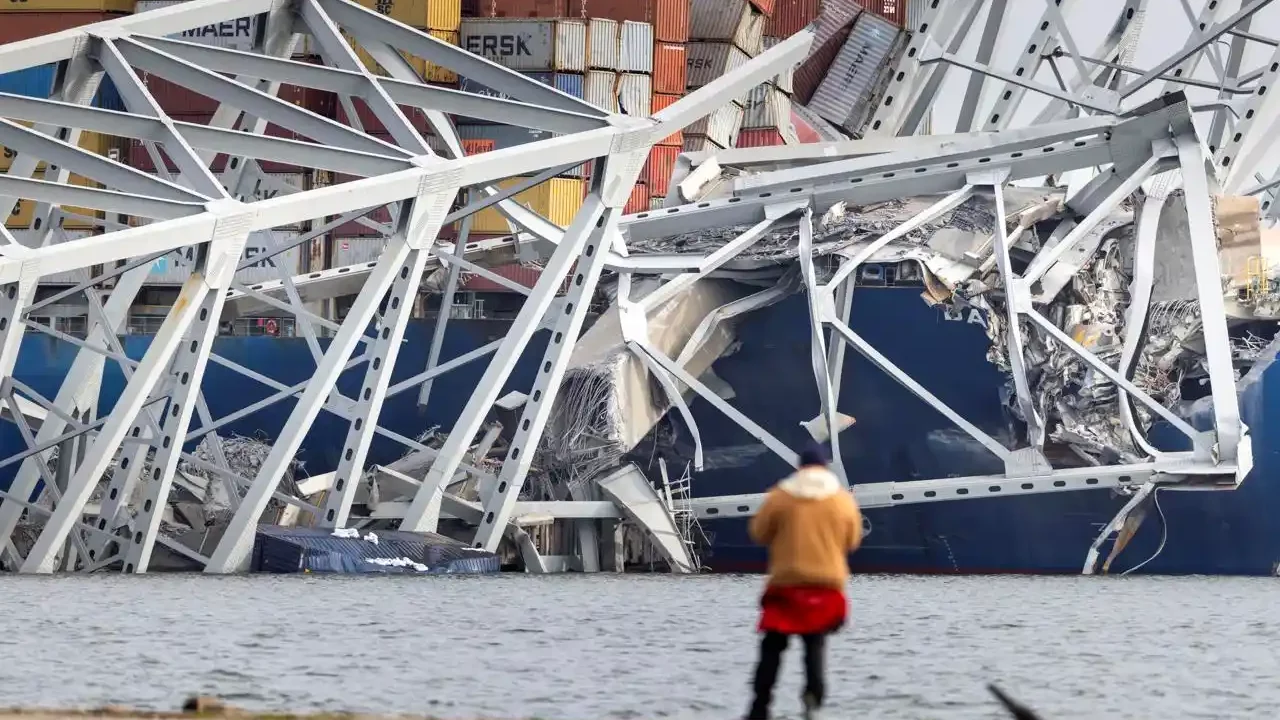 Continúa retirada de escombros del puente de Baltimore