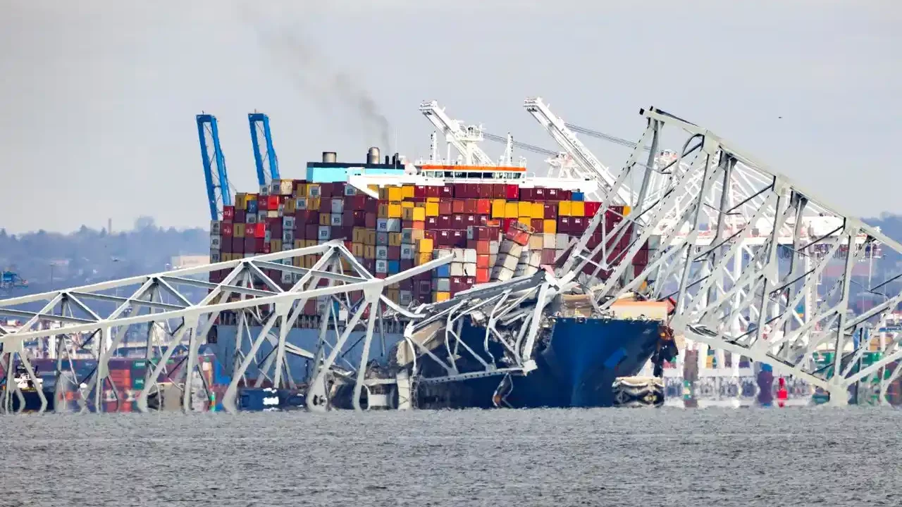 La mayor grúa de la costa este de EU llega a retirar los escombros del puente de Baltimore