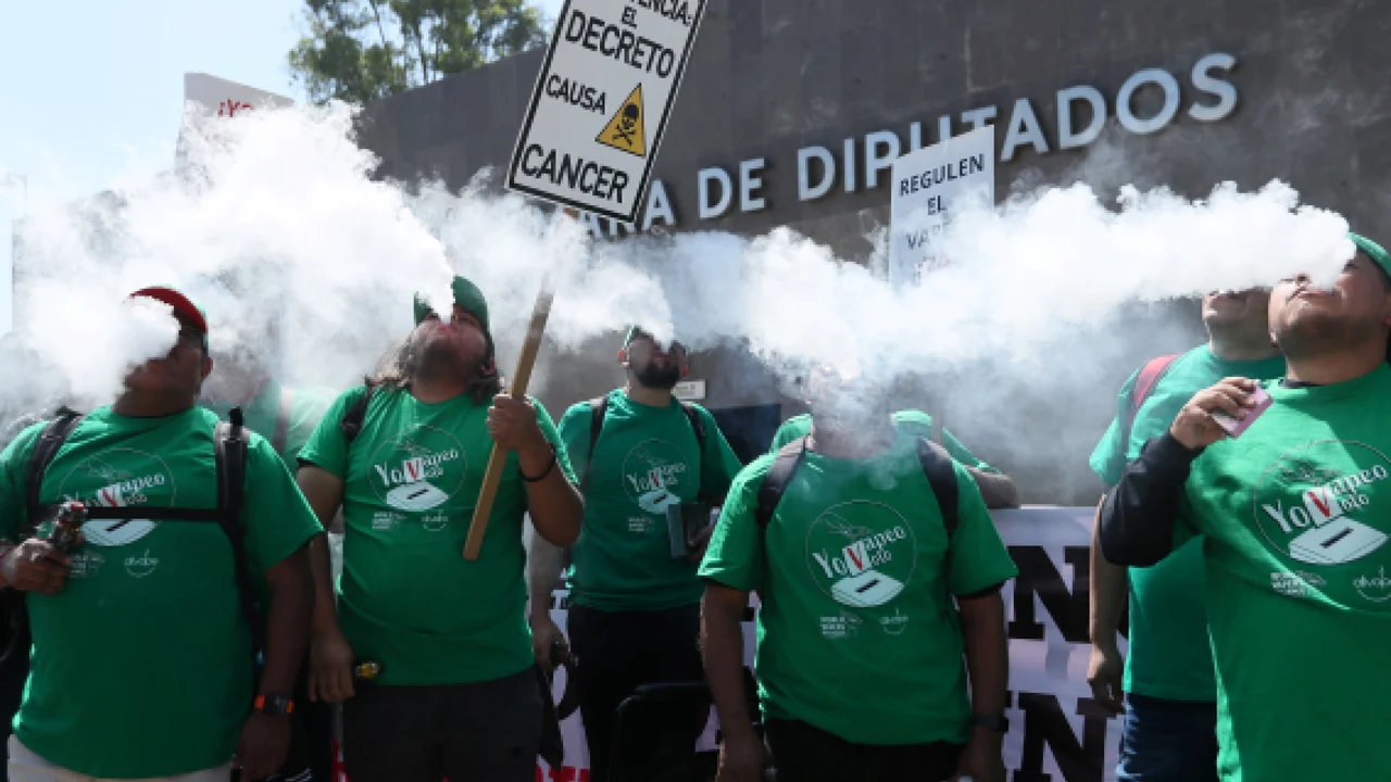 Protestan contra propuesta de AMLO que prohíbe vapeadores