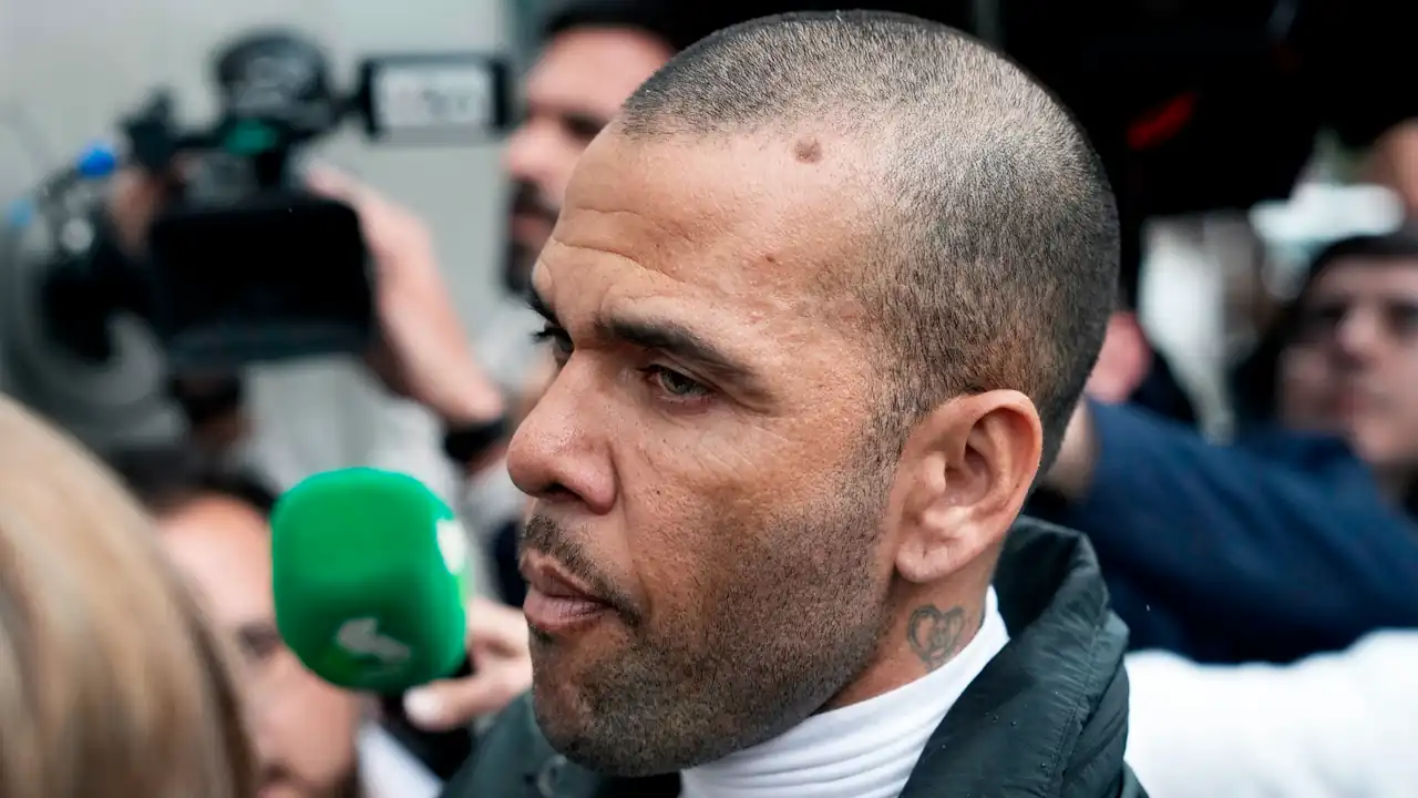 Dani Alves sale de prisión tras pagar la fianza de un millón de euros
