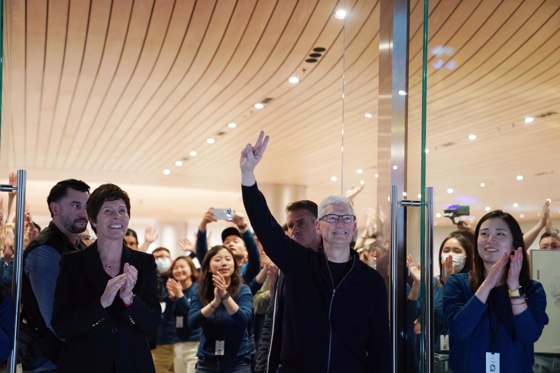 Tim Cook inaugura la tienda Apple más grande de Asia: se ubica en Shanghai