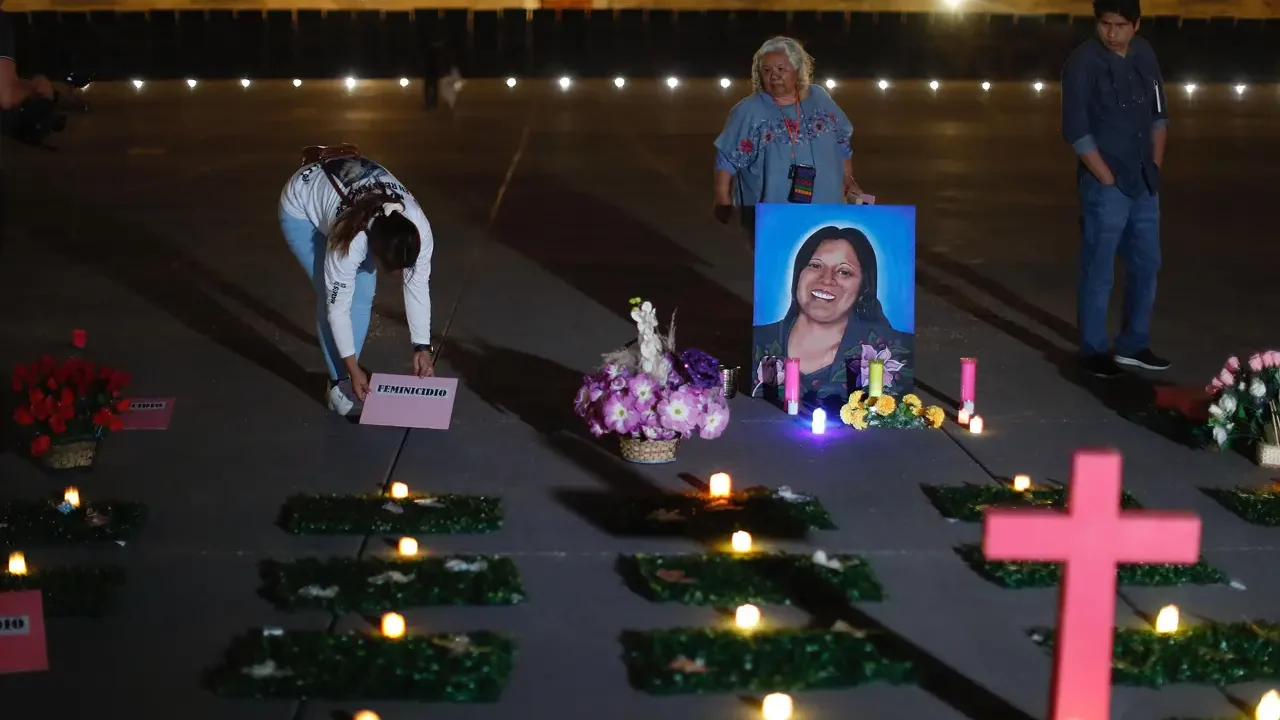 Zócalo de la CDMX se convierte en un campo de ‘lápidas’ en memoria de víctimas de feminicidio
