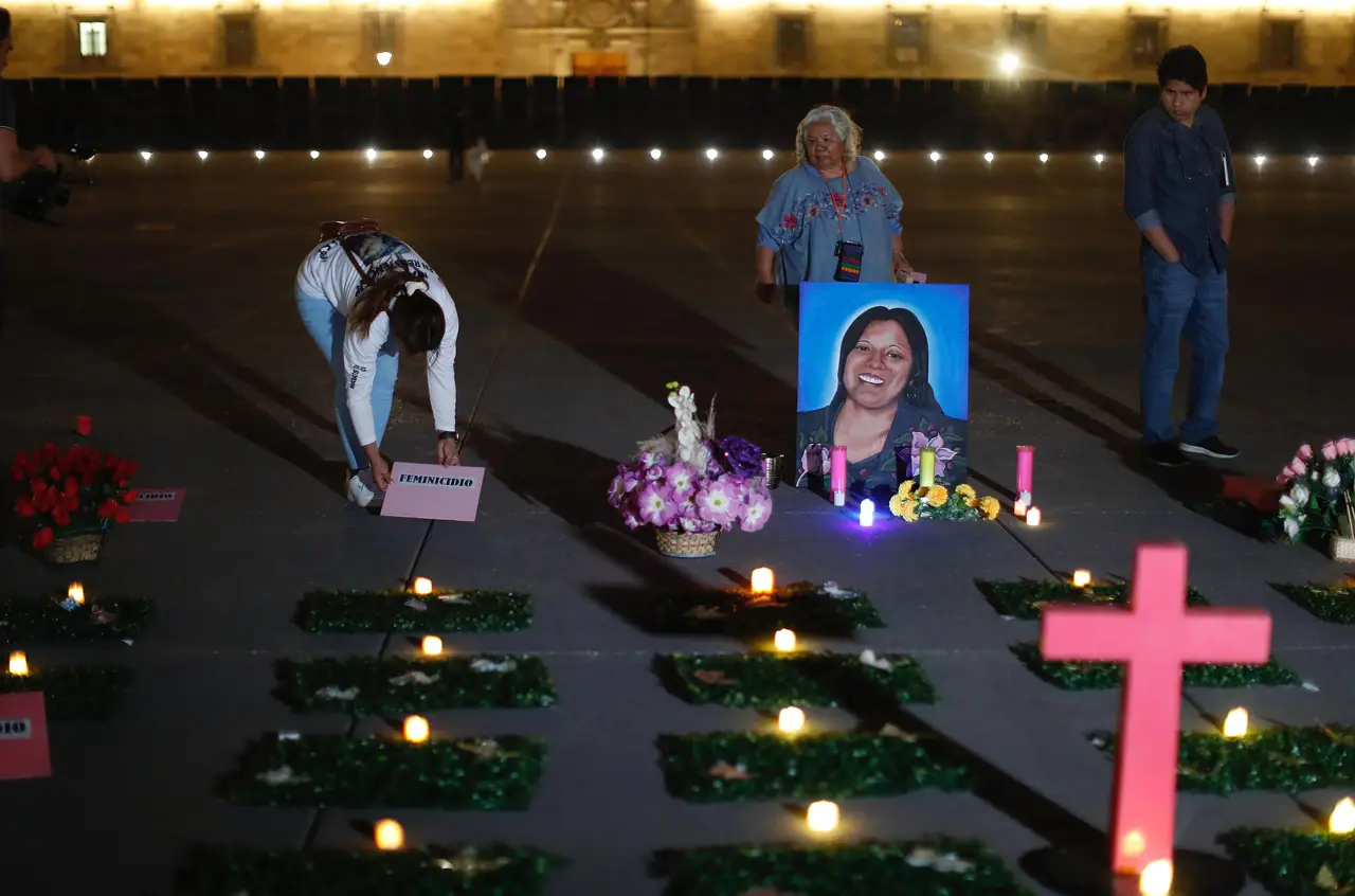 Zócalo de la CDMX se convierte en un campo de ‘lápidas’ en memoria de víctimas de feminicidio