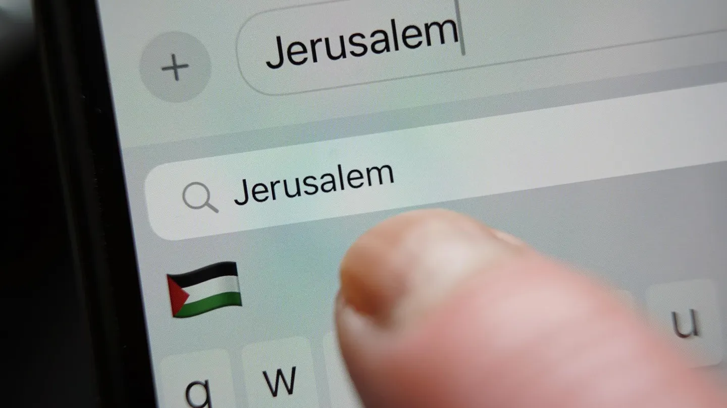 El iPhone de Apple de una persona muestra una bandera palestina después de escribir la palabra "Jerusalén". PA IMAGES A TRAVÉS DE GETTY IMAGES