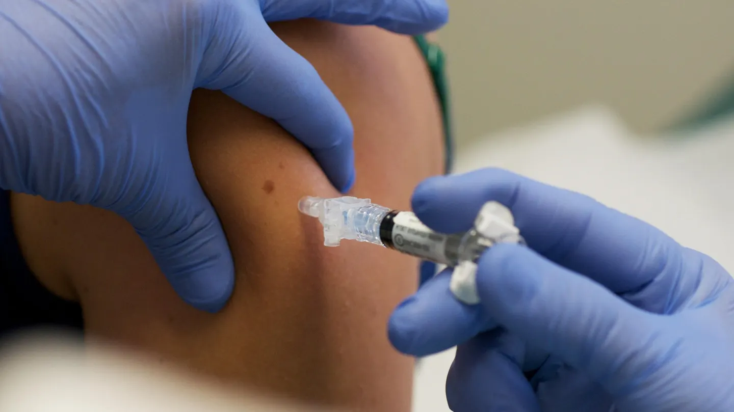 Nueva vacuna monodosis podría proteger a los bebés de Covid y gripe, sugiere estudio