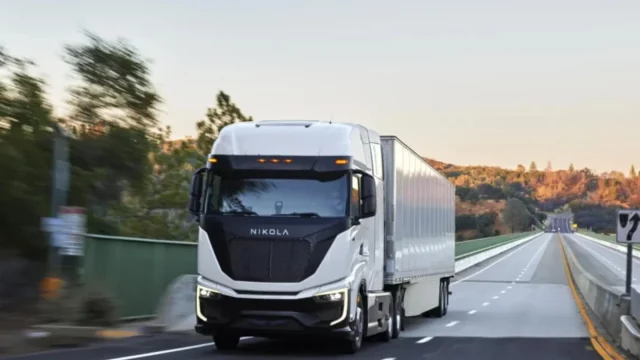 Nikola comenzó a entregar vehículos impulsados por hidrógeno a clientes estadounidenses a finales de 2023, siendo el primer fabricante de camiones en hacerlo. NIKOLA CORP.