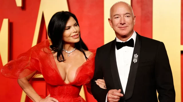 Jeff Bezos y su prometida Lauren Sánchez asisten a la fiesta de los Oscar de Vanity Fair el mes pasado. AFP VIA GETTY IMAGES