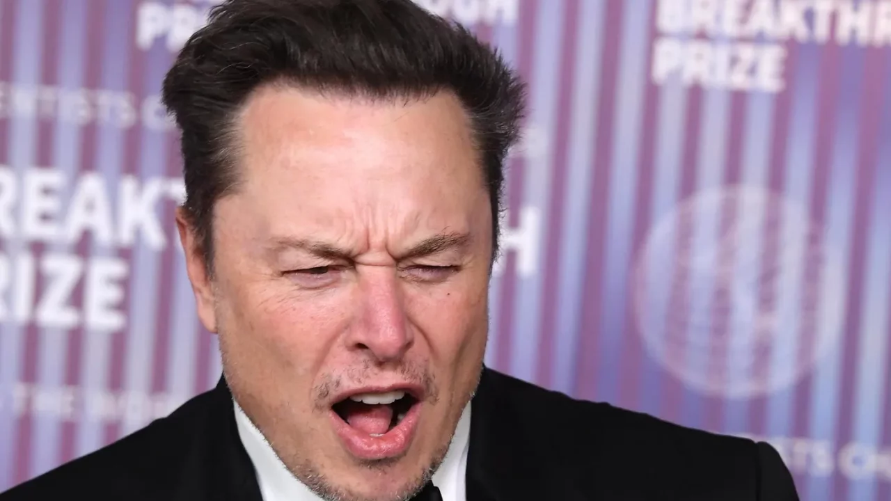 Acciones de Tesla se hunden a mínimo cercano a los 12 meses; valor de mercado cae por debajo de los 500,000 mdd