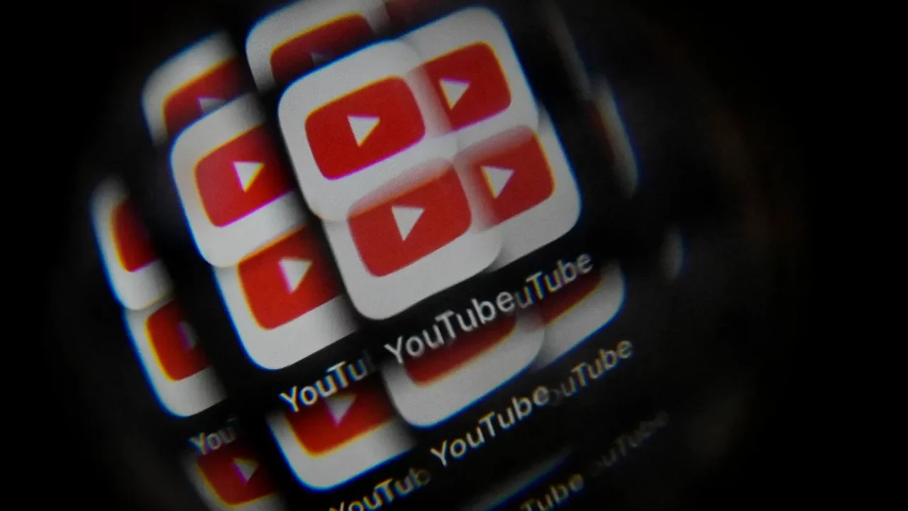 Google alojó más de 100 videos de YouTube que promocionan pornografía deepfake con IA