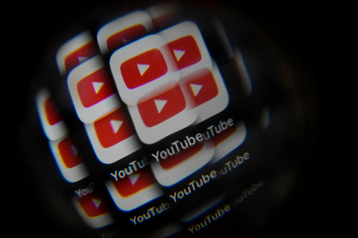 Google alojÃ³ mÃ¡s de 100 videos de YouTube que promocionan pornografÃ­a deepfake con IA