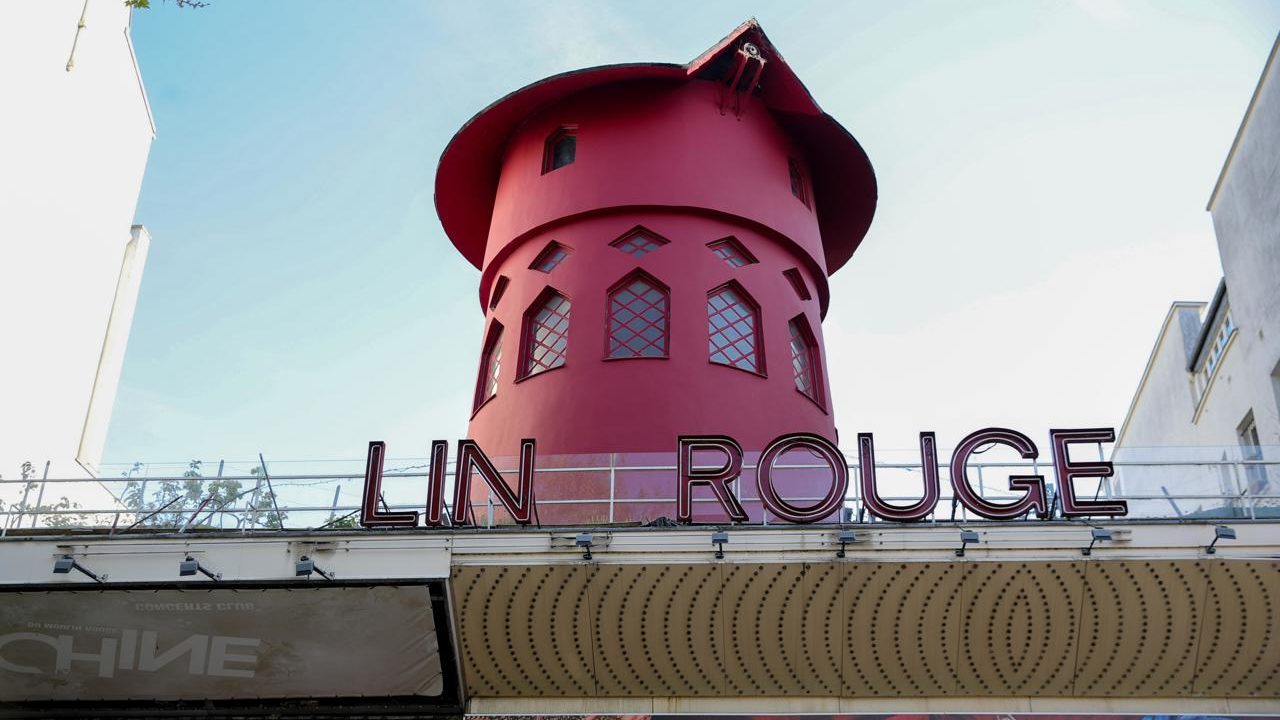El Moulin Rouge, símbolo de París, amanece sin aspas por primera vez en 135 años