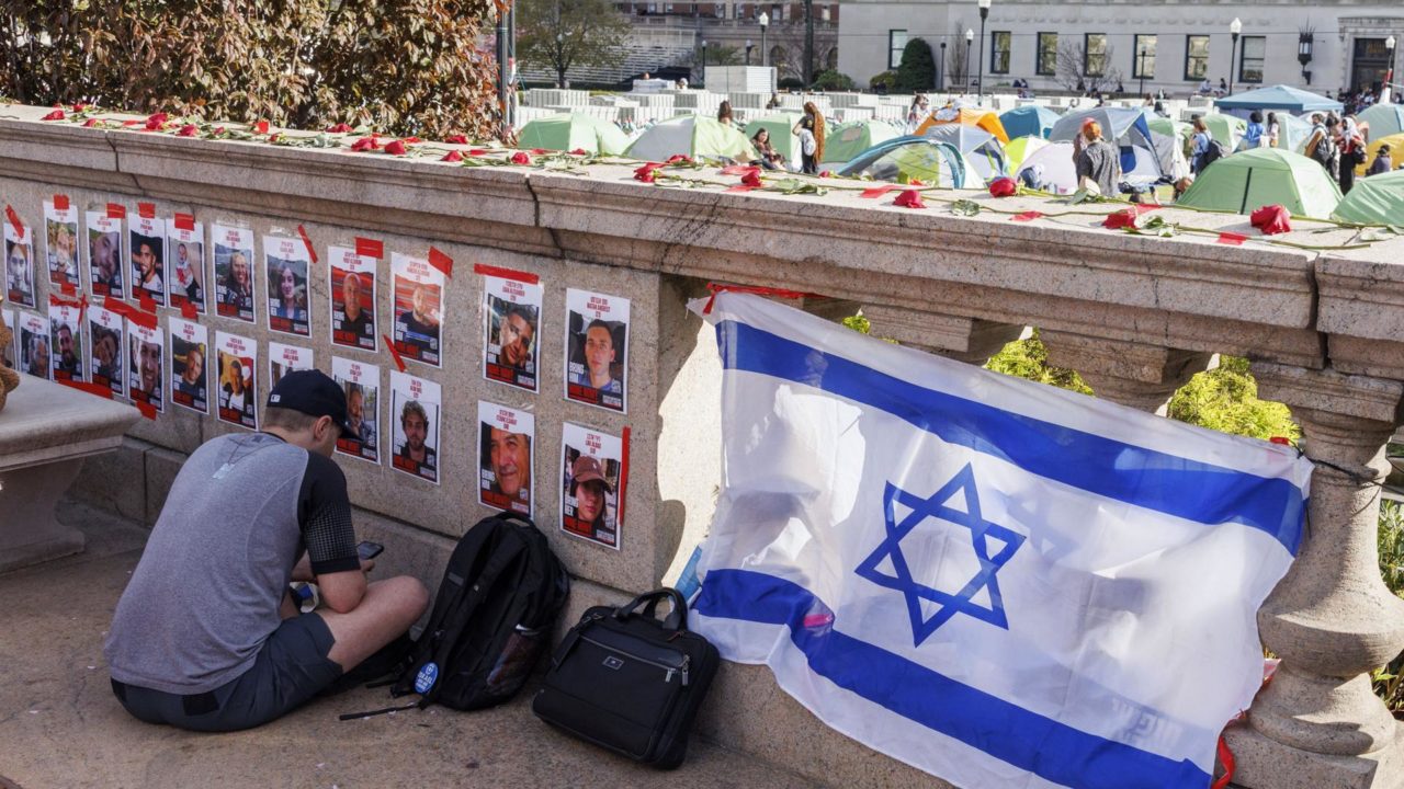 Estudiantes de la Universidad de Columbia colocan banderas de Israel frente al plantón pro Palestina