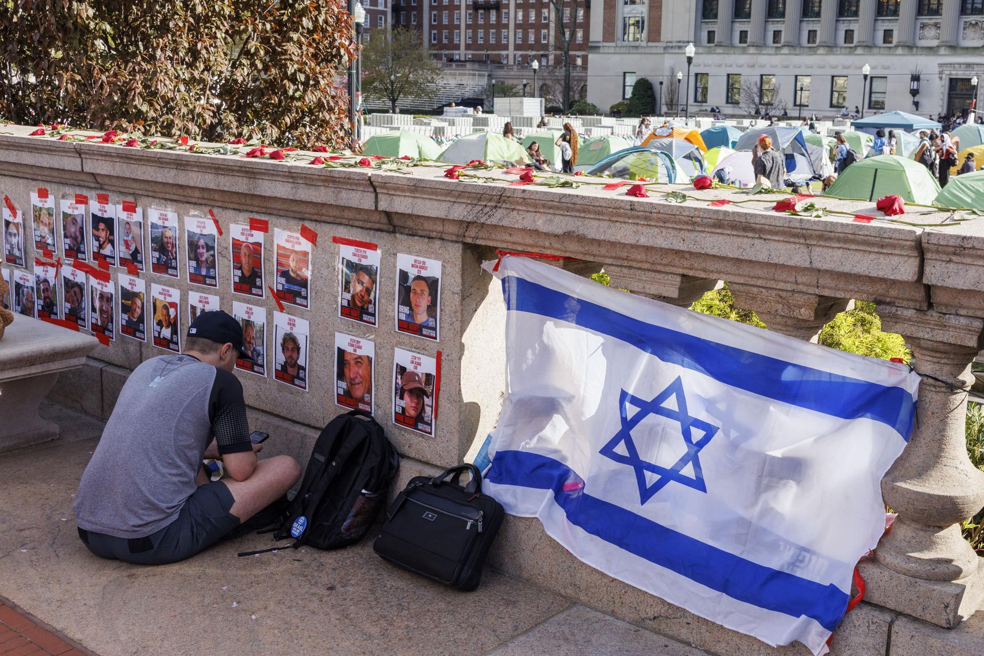Estudiantes de la Universidad de Columbia colocan banderas de Israel frente al plantón pro Palestina