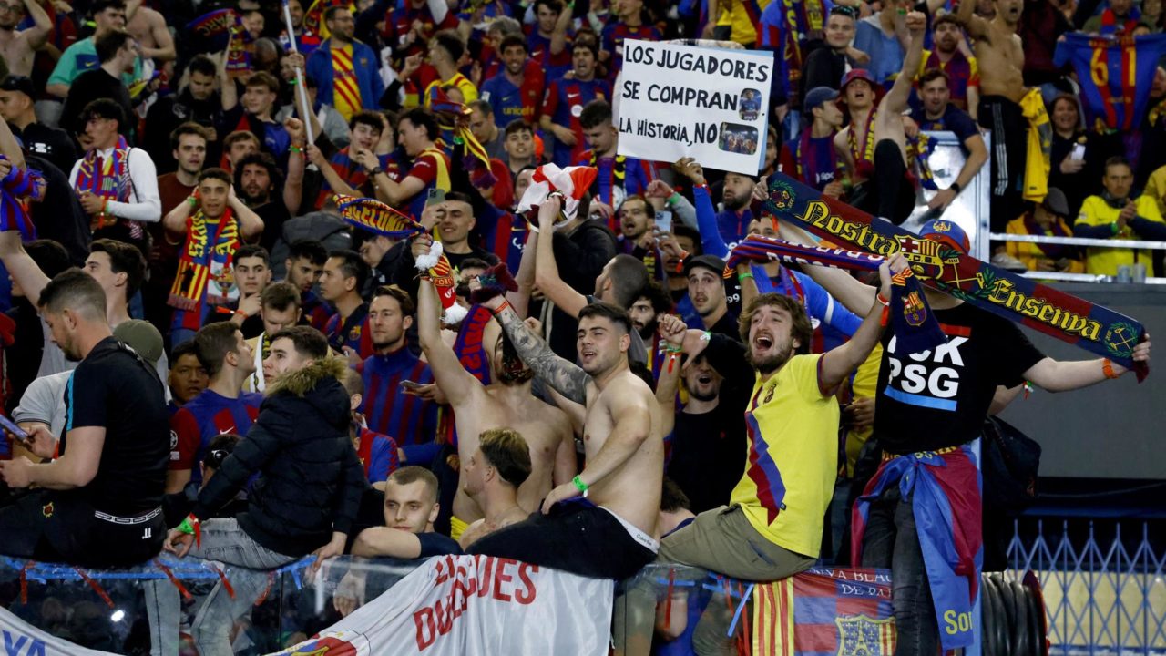 Detienen a dos aficionados del Barça que utilizaron saludo nazi en el estadio del PSG
