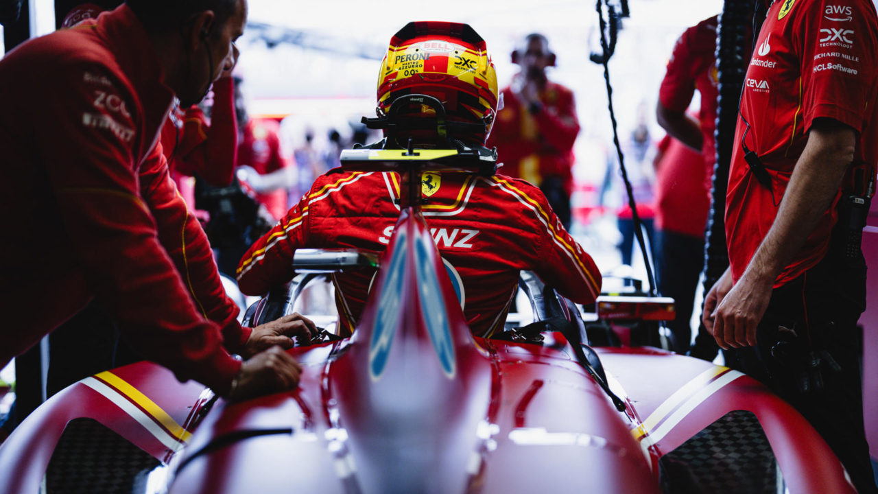 Ferrari celebra sus 70 años en EU con detalles en azul en uniformes y en monoplazas