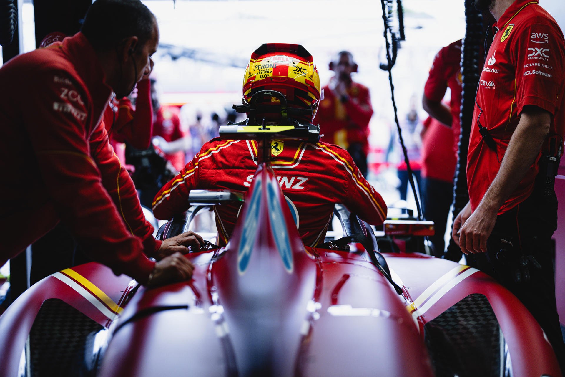 Ferrari celebra sus 70 años en EU con detalles en azul en uniformes y en monoplazas