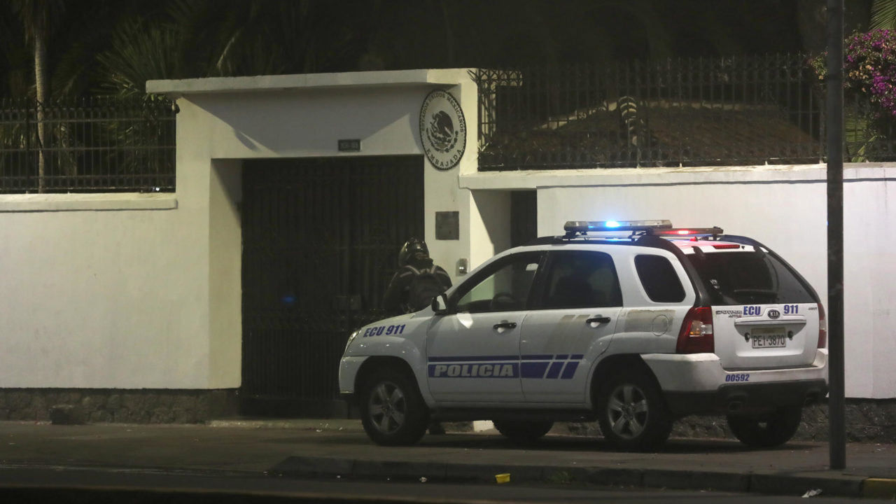 Ecuador mantiene vigilancia policial en la embajada de México en Quito donde está el exvicepresidente Jorge Glas