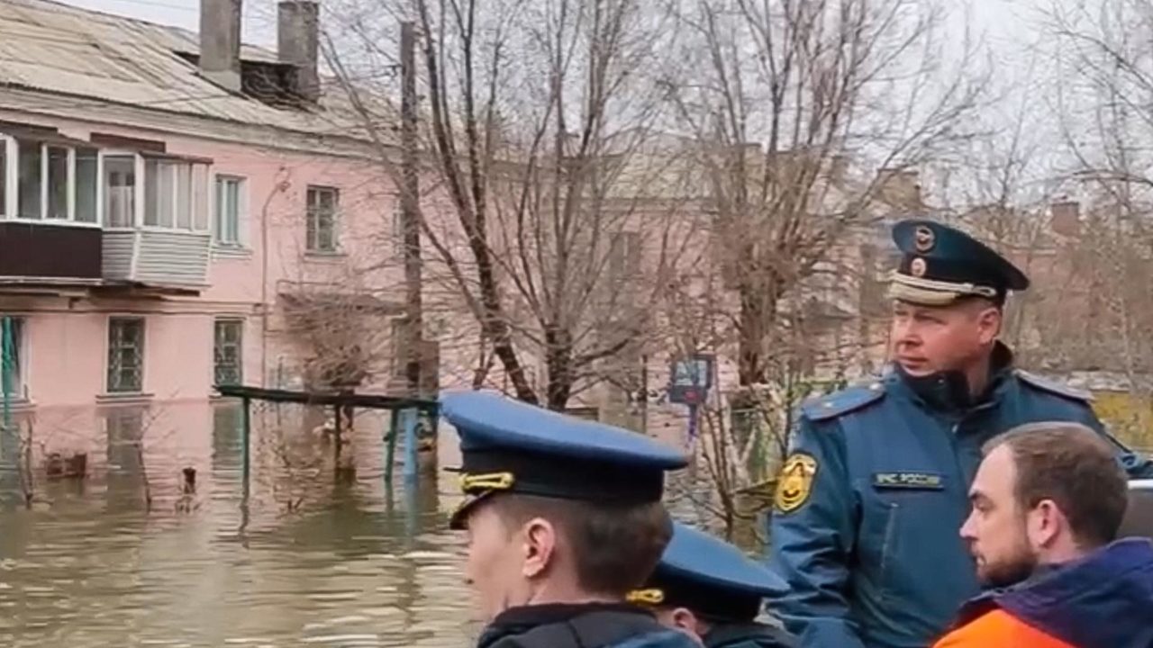 Rusia y Kazajistán evacuan a más de 100,000 personas en medio de las peores inundaciones en décadas