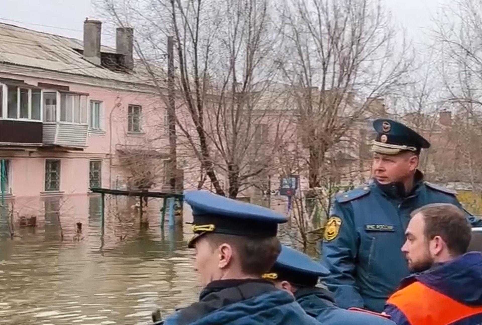 Rusia y Kazajistán evacuan a más de 100,000 personas en medio de las peores inundaciones en décadas