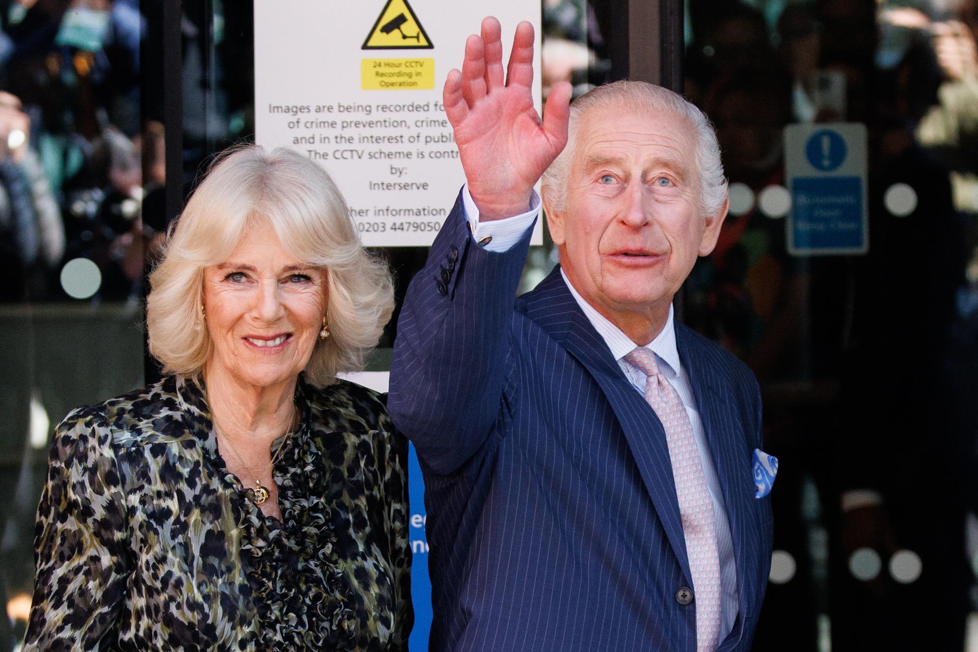 Rey Carlos III visita un centro contra el cáncer en su primer compromiso público desde febrero