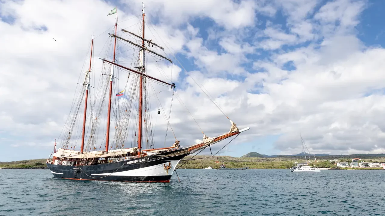 El barco que recrea la vuelta al mundo de Darwin llega a las Galápagos con su tataranieta
